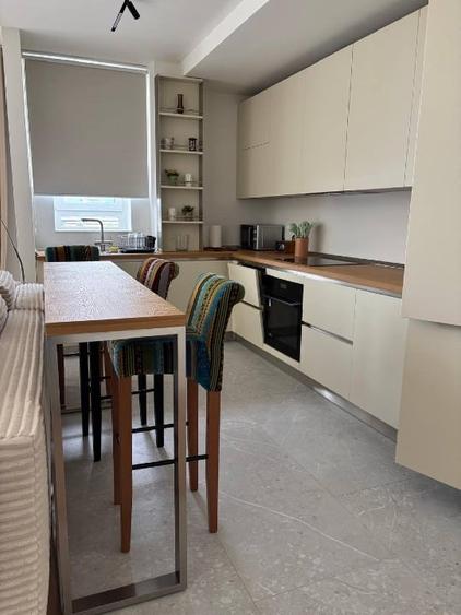 Apartament cu 3 camere decomandat, mobilat în Tractorul