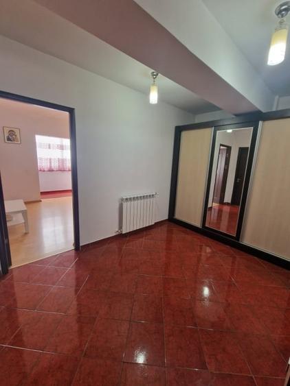 Apartament cu 3 camere semidecomandat, mobilat în Ipotești