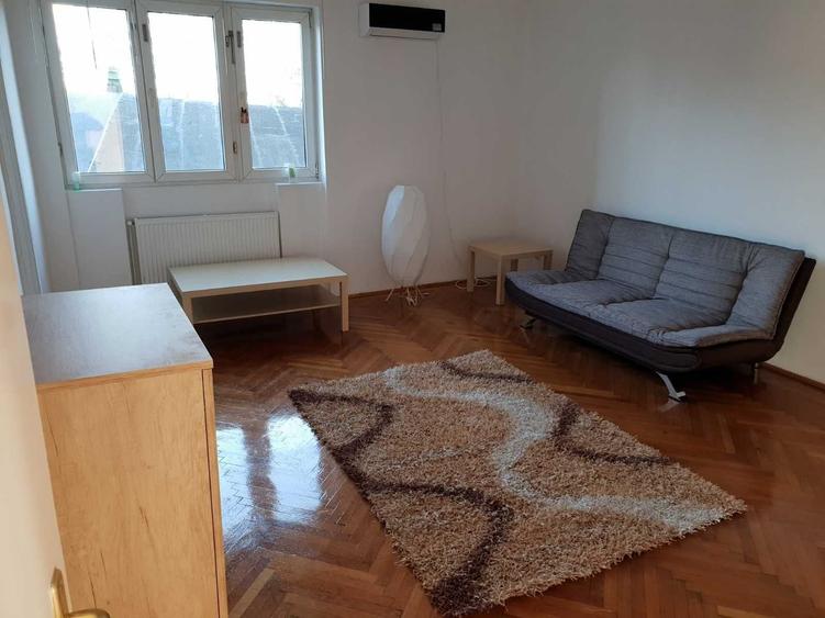 Apartament cu 3 camere semidecomandat în Romană