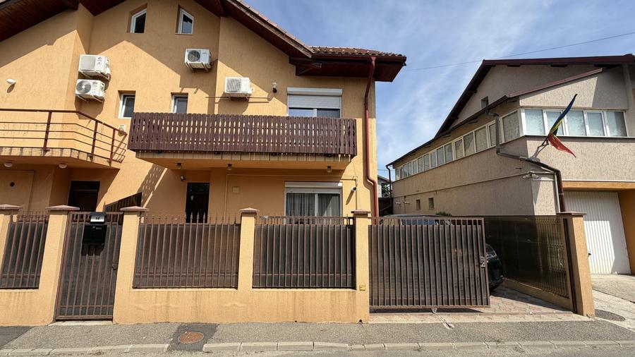 Duplex cu 4 camere cu Canalizare în Roșu
