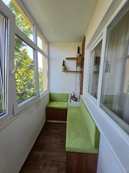 Apartament cu 3 camere semidecomandat, mobilat în Podu Roș