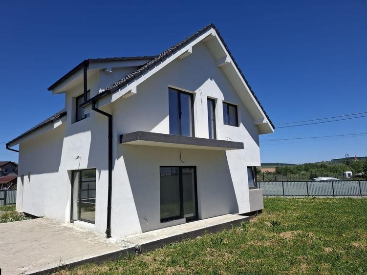 Casă individuală cu 5 camere cu Canalizare în Cristian