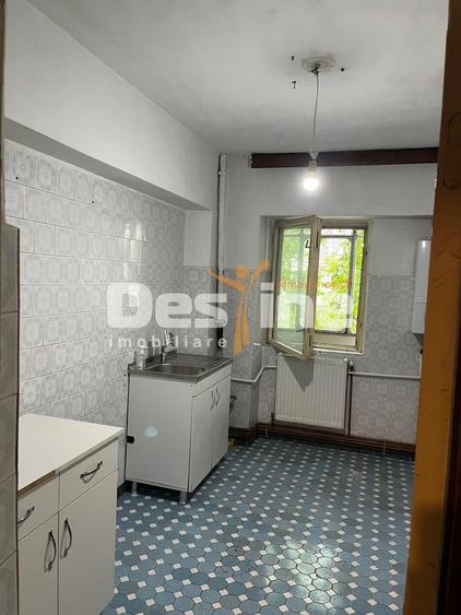Apartament cu 3 camere decomandat în Podul de Fier