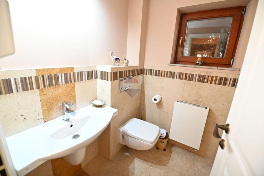 Casă individuală cu 10 camere cu Piscina în Bariera Vâlcii