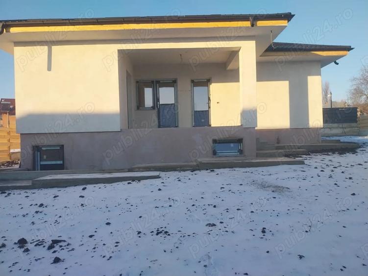 Casă cu 4 camere cu Teren 500 Mp în Dumești