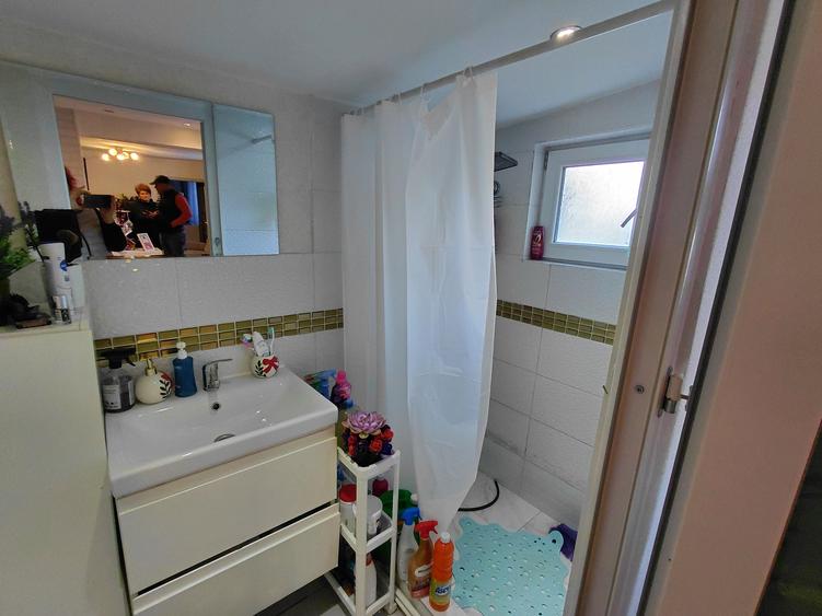 Casă individuală cu 6 camere cu Canalizare în Central