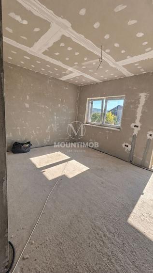 Duplex cu 3 camere cu Canalizare în Cristian