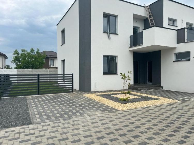 Casă individuală cu 5 camere cu Teren 320 Mp în Central