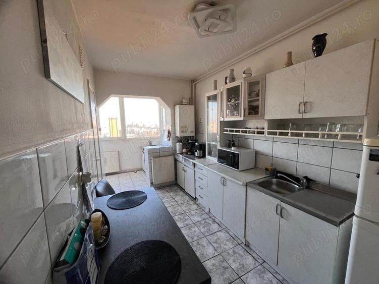 Apartament cu 3 camere decomandat în Astra