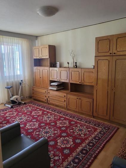 Apartament cu 3 camere decomandat în Drumul Taberei