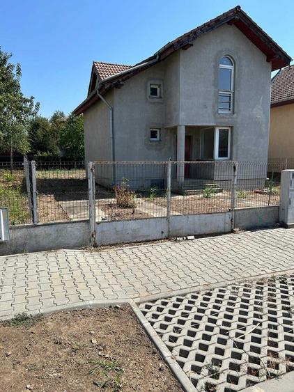 Casă cu 3 camere cu Teren 374 Mp în Băneasa