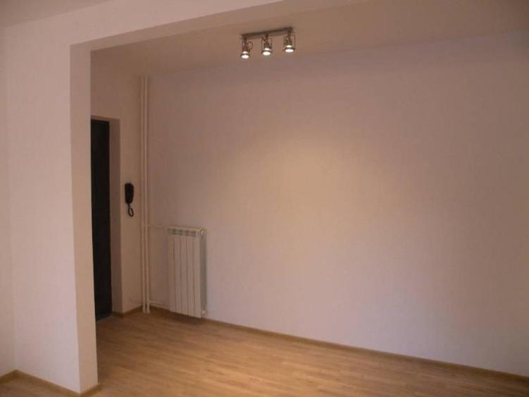 Apartament cu 3 camere semidecomandat, mobilat în Ultracentral