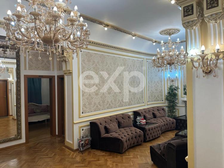 Apartament cu 5 camere decomandat, mobilat în Romană