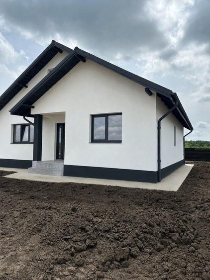 Casă cu 4 camere în Ciurbești