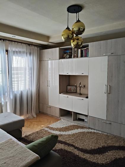 Apartament cu 3 camere semidecomandat în Lipovei