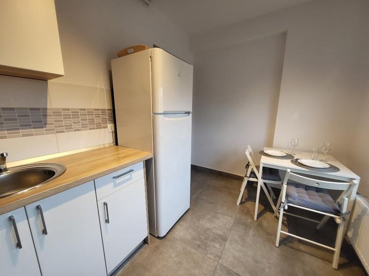 Apartament cu 2 camere semidecomandat, mobilat în Central