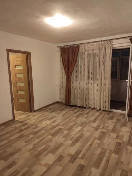 Apartament cu 2 camere semidecomandat în Craiovița Nouă
