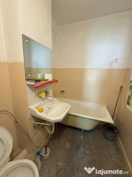 Apartament cu 3 camere semidecomandat în Central