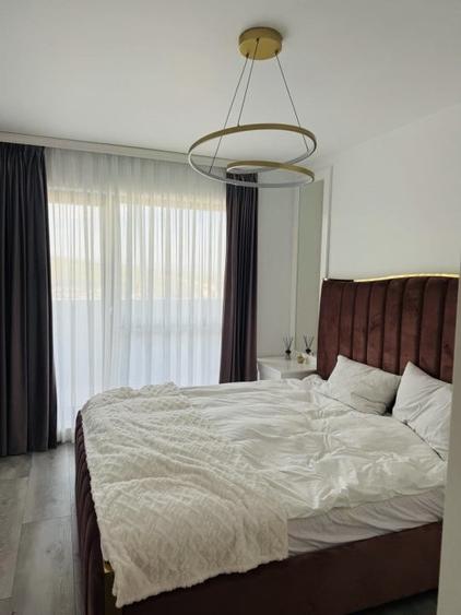 Apartament cu 3 camere semidecomandat, mobilat în Zorilor