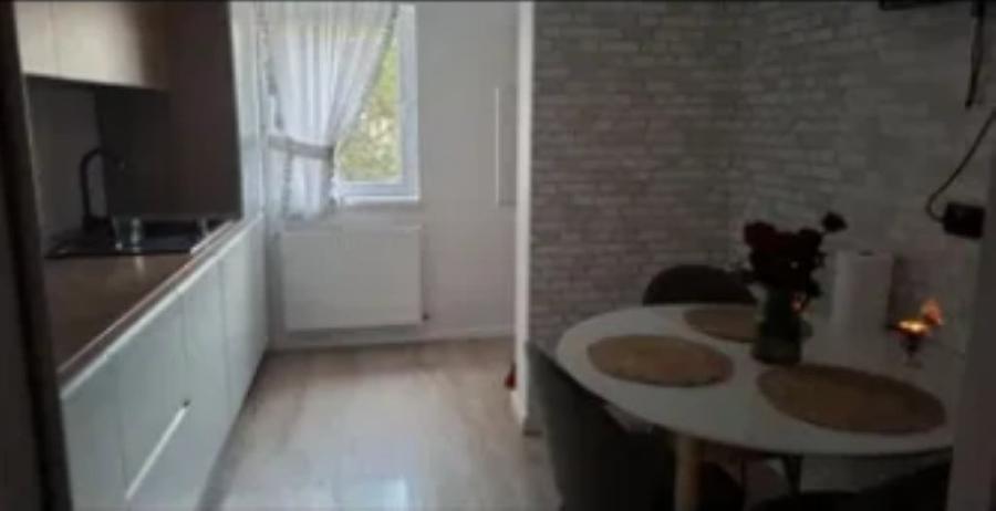 Apartament cu 3 camere decomandat în Calea București