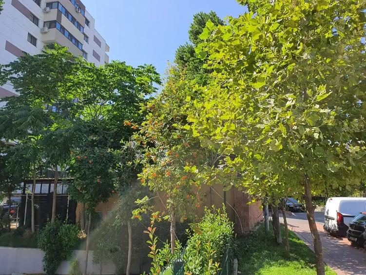 Apartament cu 3 camere decomandat în Titan
