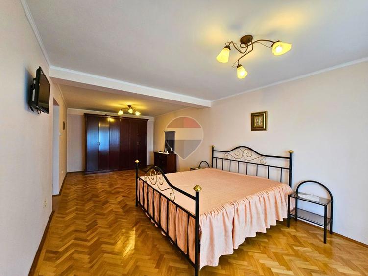 Duplex cu 7 camere cu Teren 386 Mp în Bănești