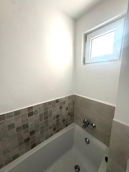 Apartament cu 3 camere semidecomandat în Titan