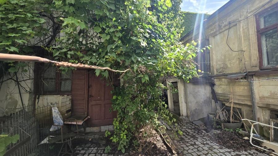 Casă individuală cu 7 camere cu Canalizare în Dorobanți