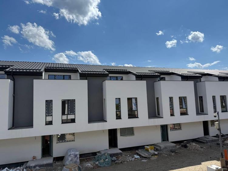 Casă cu 3 camere cu Canalizare în Titan
