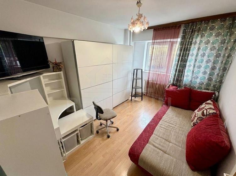 Apartament cu 3 camere decomandat în Calea București
