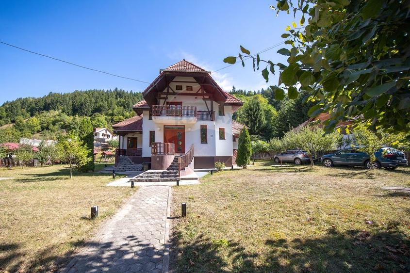 Casă individuală cu 8 camere cu Teren 2992 Mp în Moieciu