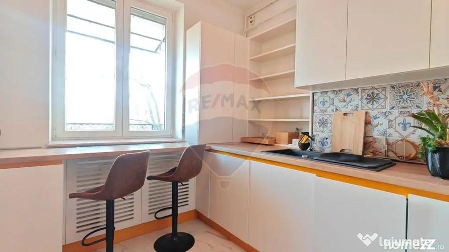 Apartament cu 3 camere decomandat în Jiului