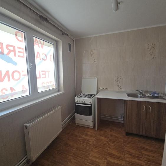 Apartament cu 3 camere semidecomandat în Crângași