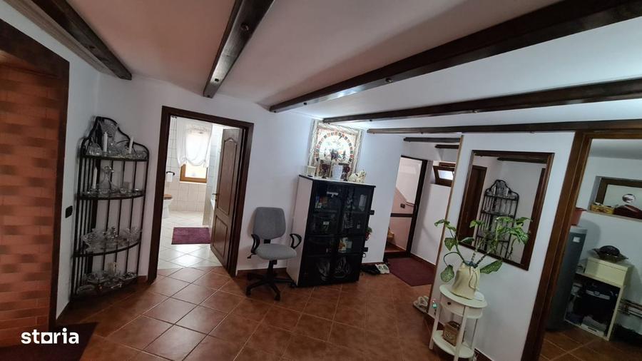 Casă cu 4 camere în Central