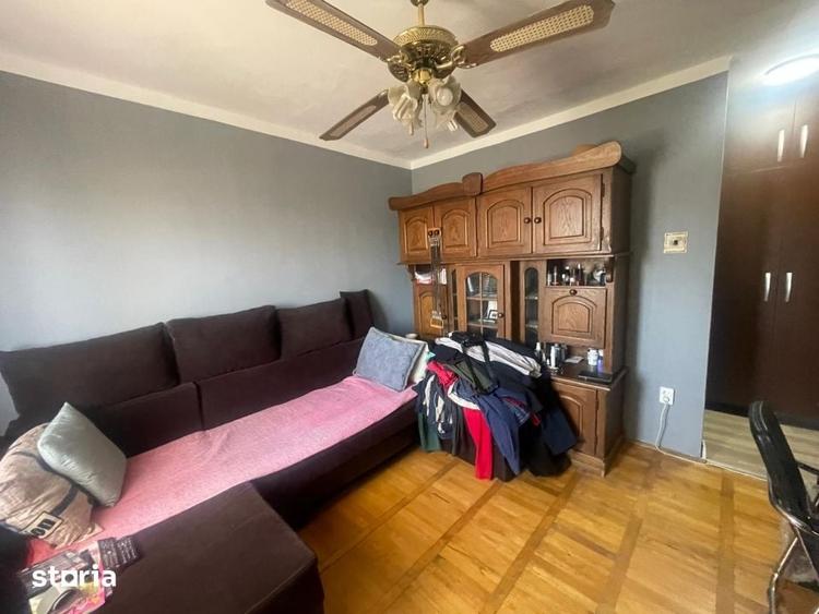 Apartament cu 4 camere în Craiovița Nouă