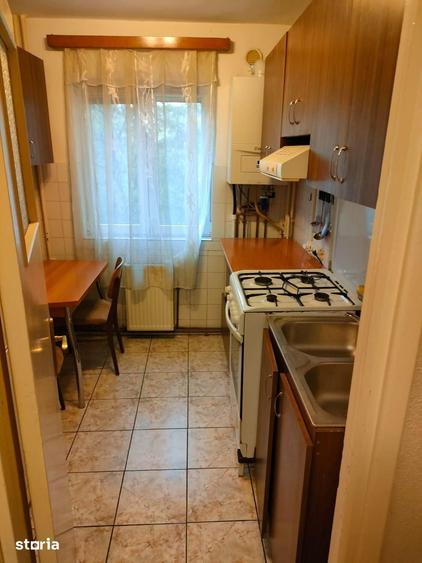 Apartament cu 4 camere decomandat în Podu Roș