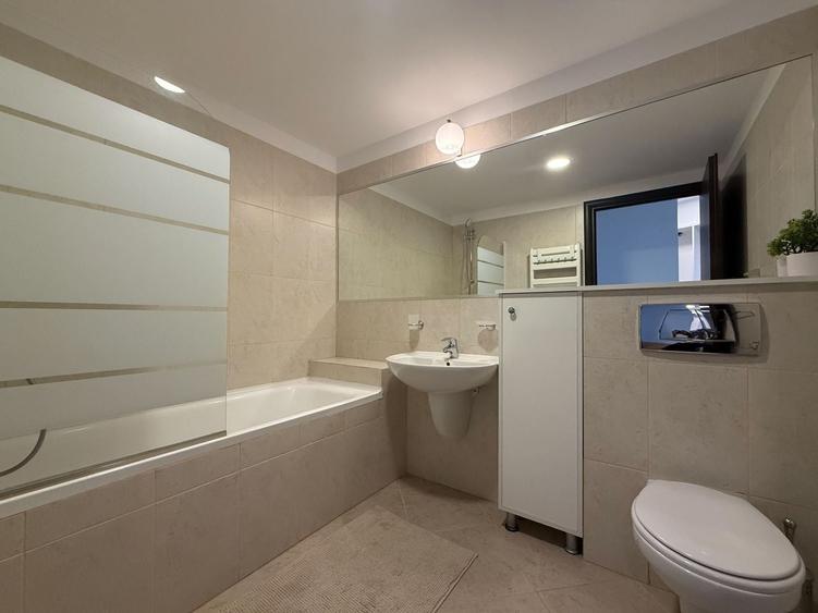 Apartament cu 3 camere semidecomandat în Herăstrău