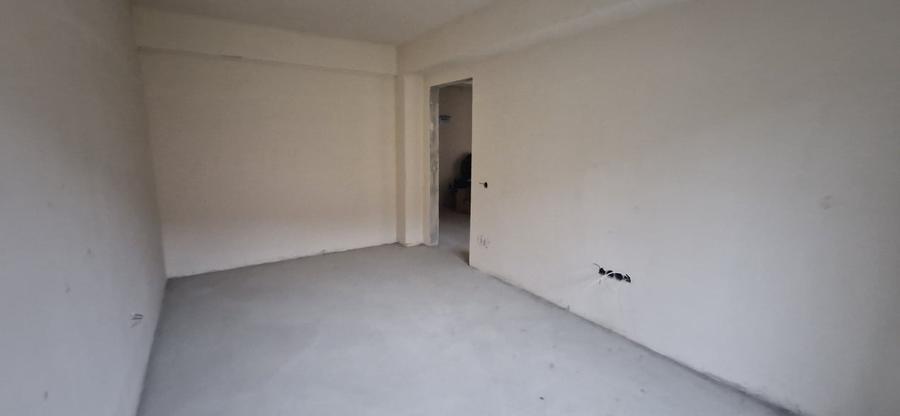 Apartament cu 3 camere semidecomandat în Florești