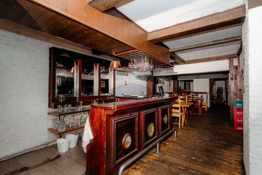 Casă individuală cu 7 camere cu Teren 384 Mp în Central