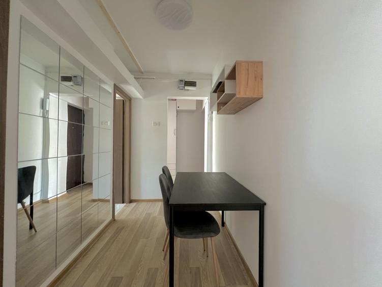 Apartament cu 3 camere semidecomandat, mobilat în Dâmbovița