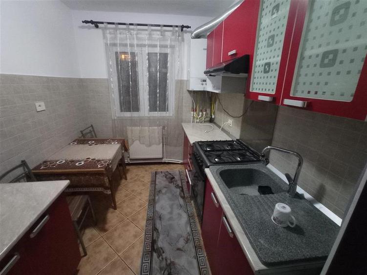 Apartament cu 4 camere semidecomandat, mobilat în Podu Roș