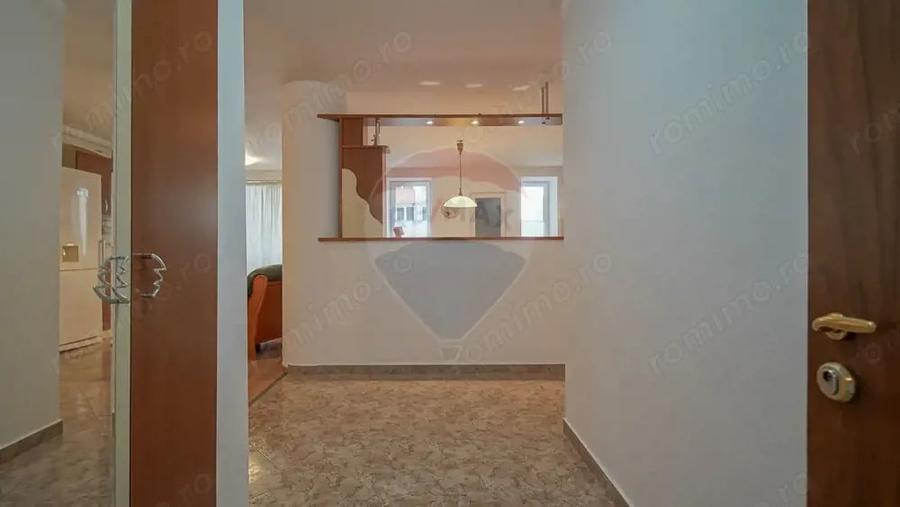 Apartament cu 3 camere decomandat în 13 Decembrie