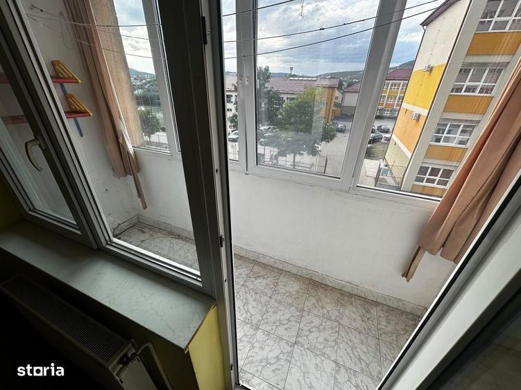 Apartament cu 3 camere semidecomandat în Central