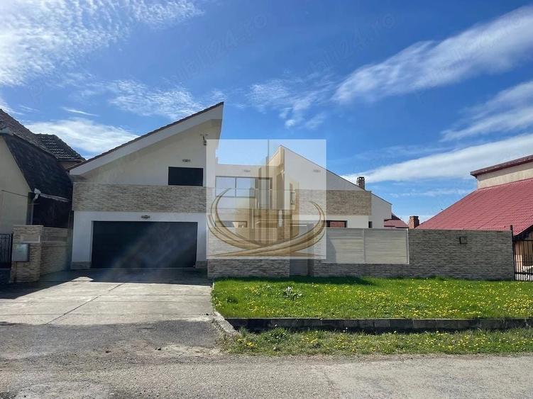 Casă individuală cu 8 camere cu Canalizare în Săcălaz