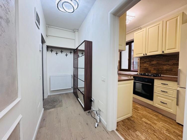 Apartament cu 3 camere semidecomandat, mobilat în Banu Manta