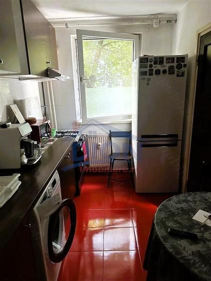 Apartament cu 3 camere semidecomandat, mobilat în Drumul Taberei