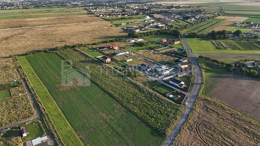 Teren de 17400 mp, în Stupini