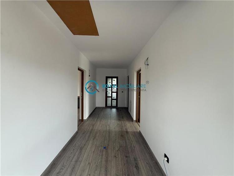 Casă individuală cu 5 camere cu Teren 3700 Mp în Central