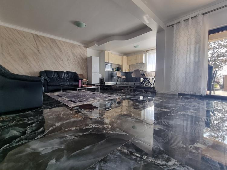 Casă individuală cu 8 camere cu Canalizare în CFR