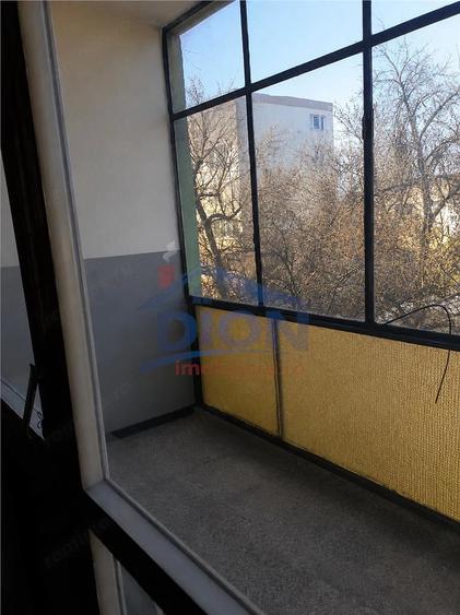 Apartament cu 3 camere semidecomandat în Rahova